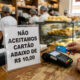 Plaquinha proibindo passar cartão de crédito para contas pequenas na padaria: conheça a lei que proíbe o lojista de impor um valor mínimo