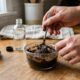 Misture vinagre com borra de café: o truque de ouro que muita gente usa para ajudar na limpeza e reduzir odores em casa