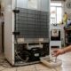 Colocar um copo de água atrás da geladeira todo mês para que serve e por que técnicos de refrigeração recomendam fazer isso antes que a conta de luz suba