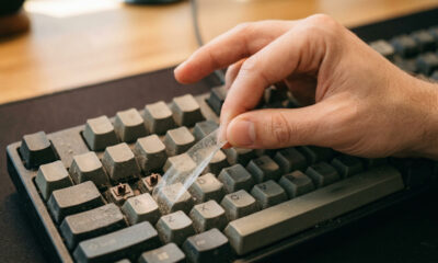 Limpar o teclado do computador do jeito certo: por que passar pano úmido pode oxidar as teclas e a técnica da fita adesiva para remover a poeira