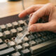 Limpar o teclado do computador do jeito certo: por que passar pano úmido pode oxidar as teclas e a técnica da fita adesiva para remover a poeira