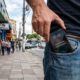 A psicologia explica por que você pode jurar que o celular vibrou mesmo quando nenhuma mensagem chegou e o que essa sensação revela sobre atenção e expectativa