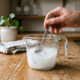 Mistura de detergente de coco com vinagre: para que serve o truque caseiro durante a lavagem de roupas de lã na máquina sem encolher os fios