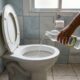Despejar vinagre no vaso sanitário uma vez por semana: para que serve esse truque e por que ele ajuda na limpeza do banheiro