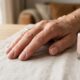 6 cores de esmaltes elegantes que combinam com mãos maduras, valorizam as unhas e deixam o visual com cara de salão