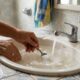 Duas colheres de bicarbonato na água do banho: o método simples que pode ajudar a acalmar a coceira e aliviar irritações da pele