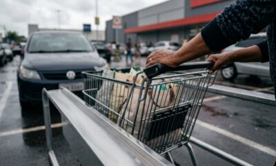 Segundo a psicologia, pessoas que guardam o carrinho do supermercado após as compras podem ter maior consciência social e respeito pelos espaços compartilhados