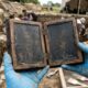 Pequeno caderno medieval é encontrado no fundo de uma latrina e surpreende pesquisadores ao revelar anotações em latim preservadas por cerca de 700 anos