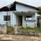 Família arremata casa em leilão da Caixa por R$ 190 mil, vai vistoriar e encontra imóvel com telhado desabado e infiltração total, edital dizia "bom estado de conservação" e Caixa alega que comprador aceitou o risco
