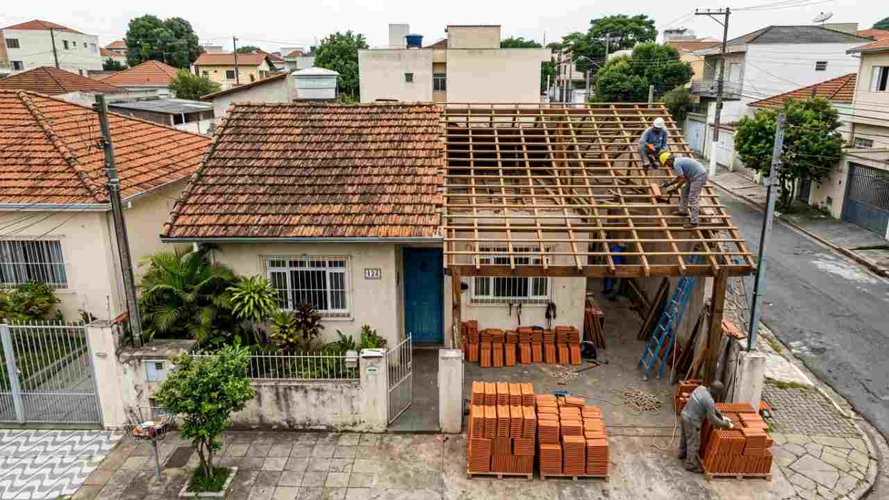 Quanto custa trocar o telhado de uma casa de 80 m² e quais gastos aparecem além das telhas