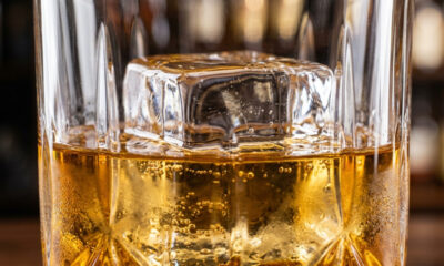 O segredo dos bartenders para fazer gelo perfeitamente cristalino em casa: o processo simples que elimina as bolhas de ar da água