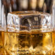 O segredo dos bartenders para fazer gelo perfeitamente cristalino em casa: o processo simples que elimina as bolhas de ar da água