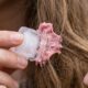 Grudou chiclete no sofá ou no cabelo da criança: o truque genial de congelamento rápido para soltar a goma inteira sem danificar os fios
