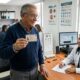 Carteira de motorista cancelada para pessoas com mais de 65 anos que não atendem a esse requisito