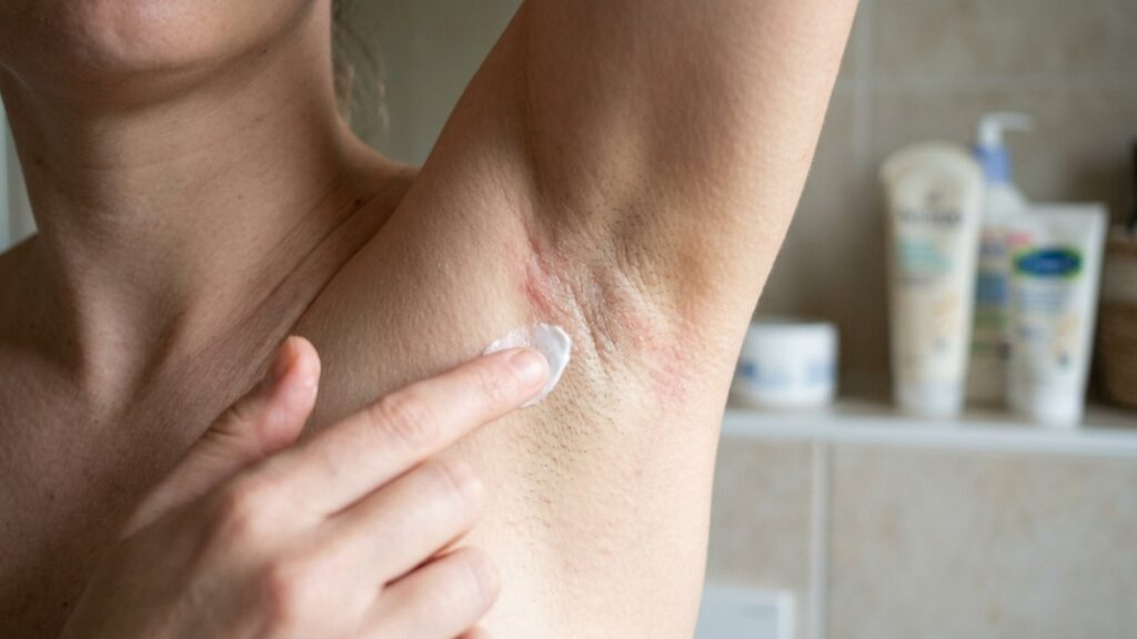 Bicarbonato com água nas axilas: o truque que pode ajudar a controlar o cheiro de suor sem depender de perfumes e produtos caros