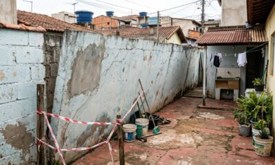 Parede da casa vizinha começa a inclinar sobre o quintal, proprietário diz que só fará reforma quando cair e moradores buscam agir antes do acidente