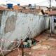 Parede da casa vizinha começa a inclinar sobre o quintal, proprietário diz que só fará reforma quando cair e moradores buscam agir antes do acidente