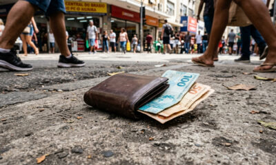 Pedestre encontra carteira com R$ 5 mil na rua, decide guardar o dinheiro para si e é indiciado pela polícia por apropriação de coisa achada