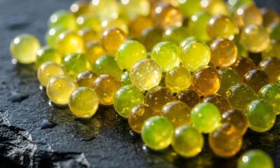 O limão de luxo: a fruta cítrica com formato de dedo que abriga pequenas pérolas brilhantes que estouram na boca com suco de limão azedinho
