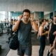 Segundo a psicologia, quem usa fones de ouvido sem música pode não buscar apenas silêncio, mas uma maneira discreta de evitar conversas indesejadas
