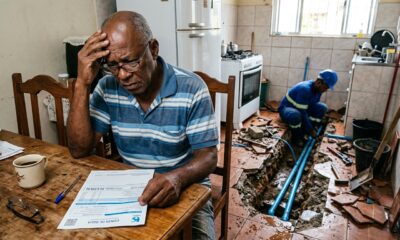 Aposentado é cobrado por uma conta de água de R$ 6.400 por vazamento embaixo do piso e companhia aceita revisar a fatura com base na média de consumo