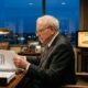 Warren Buffett, 95 anos: "Se você não encontrar uma maneira de ganhar dinheiro enquanto dorme, você vai se matar de trabalhar."