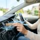 Prender um prendedor de roupa de madeira no ar condicionado do seu carro: para que serve e por que é recomendado para melhorar a temperatura