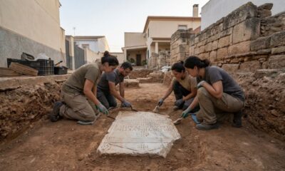 Lápide intacta de menina da alta nobreza morta há mais de 1.500 anos é encontrada no terreno de uma casa na Espanha