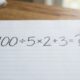 Resolva 100 ÷ 5 × 2 + 3 sem calculadora e prove se sua atenção é maior do que a pressa nessa conta