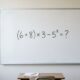 A conta parece simples, mas muita gente erra: (6 + 8) × 3 − 5²