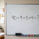 Esta conta está dando respostas diferentes, mas só uma está correta 90 ÷ 9 + 5 × 4