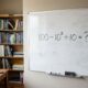 O desafio matemático que parece óbvio até você começar a calcular: 100 − 10² ÷ 10