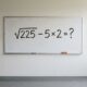 Parece impossível de cabeça, mas dá para resolver rápido: √225 − 5 × 2