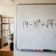 Só os mais atentos chegam ao resultado correto desta conta: (9 − 3)² ÷ √9