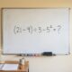 A conta parece simples, mas muita gente erra: (21 − 9) ÷ 3 − 5²