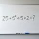 Essa conta viraliza porque muita gente chega a respostas diferentes: 25 + 5² ÷ 5 × 2