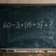 Se você resolver 60 − 3 × (15 ÷ 3)² de primeira, sua memória matemática está melhor que a de muita gente