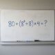 O desafio 80 + (8² ÷ 8) × 4 parece fácil, mas engana muita gente