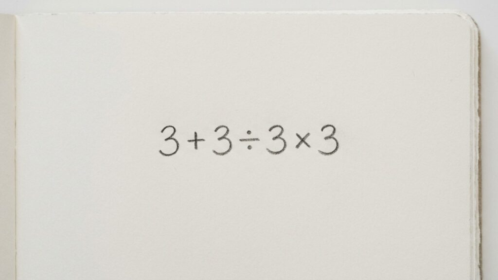 Pouca gente percebe a pegadinha em 3 + 3 ÷ 3 × 3, você consegue acertar de primeira?