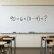 O cálculo 90 − 6 × (11 − 4) parece fácil, mas pode enganar até os mais atentos