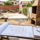 Morador instala churrasqueira muito próxima à divisa do terreno sem respeitar a distância exigida e recebe notificação para corrigir a obra com base na legislação municipal