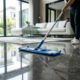 Misturar álcool líquido com detergente neutro e água morna: a receita caseira para deixar o piso de porcelanato brilhando e sem manchas