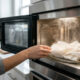 Aquecer papel-toalha umedecido com vinagre no micro-ondas: a técnica que amolece a gordura incrustada nas paredes do forno em 3 minutos