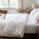 Borrifar mistura de álcool líquido com amaciante na cama: o segredo de hotel para desamassar lençóis e roupas de algodão sem usar o ferro quente