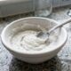 Misturar bicarbonato com pasta de dente: para que serve esse truque e por que tanta gente recomenda
