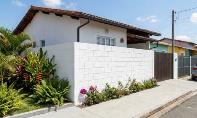 Pintar o muro de blocos de concreto com cal diluída: como essa técnica tradicional protege a superfície e reduz a formação de manchas de umidade
