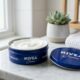 Especialistas em beleza revelam o uso correto da Nivea da lata azul para deixar a pele mais hidratada e suavizar a aparência de linhas