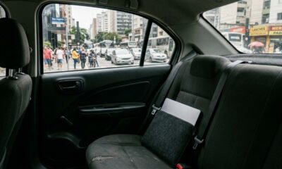 Passageiro esquece notebook de R$ 12 mil em carro de aplicativo, motorista nega ter encontrado o aparelho e Justiça manda a plataforma indenizar o cliente