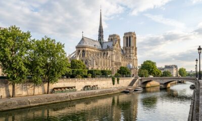 Construída entre 1163 e 1345 em Paris, a Catedral de Notre-Dame sobreviveu a um incêndio em 2019 e foi reaberta ao público após restauração