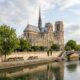 Construída entre 1163 e 1345 em Paris, a Catedral de Notre-Dame sobreviveu a um incêndio em 2019 e foi reaberta ao público após restauração